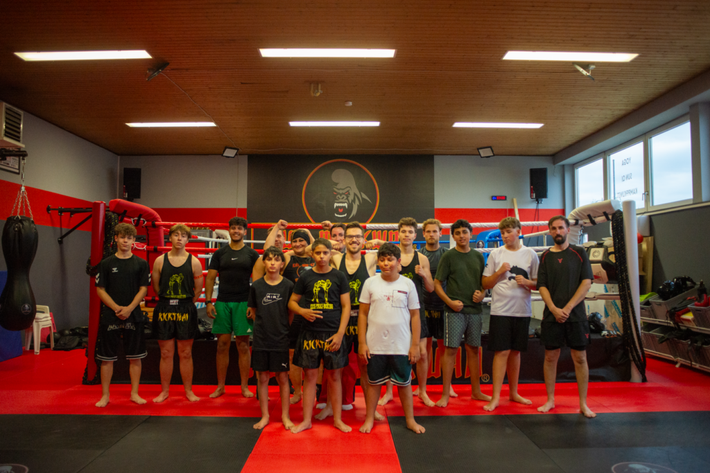 Zwei Personen beim Kick Thai-Boxing Training